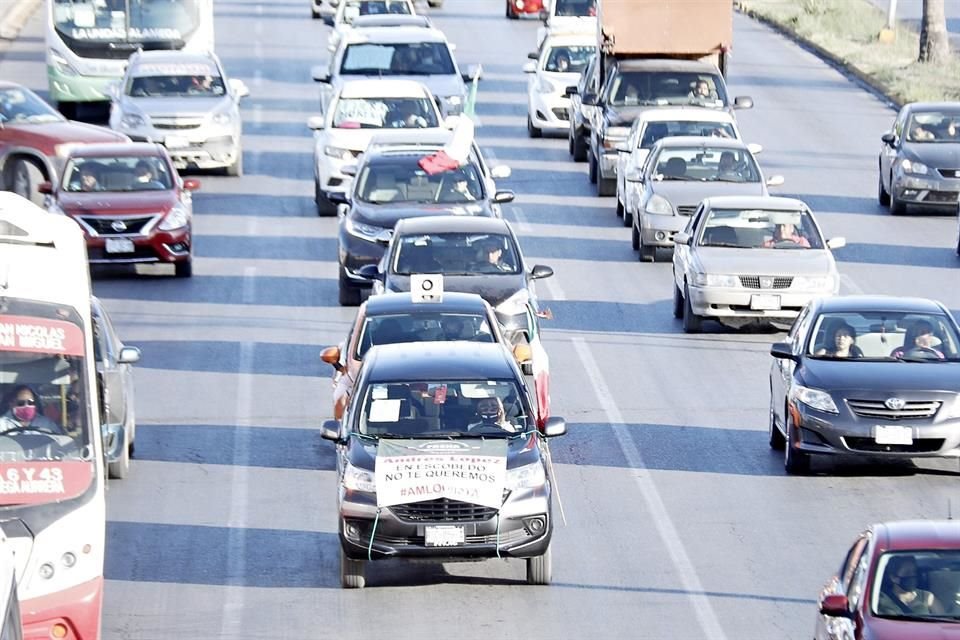 Escobedo: Durante cerca de una hora y media, la fila de vehículos avanzó por calles del municipio para manifestar el repudio a AMLO.