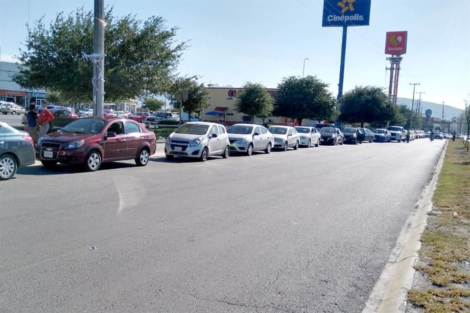 Apodaca: Aunque hubo cambios de última hora, decenas de vehículos llegaron a tiempo para participar en la caravana de protesta.