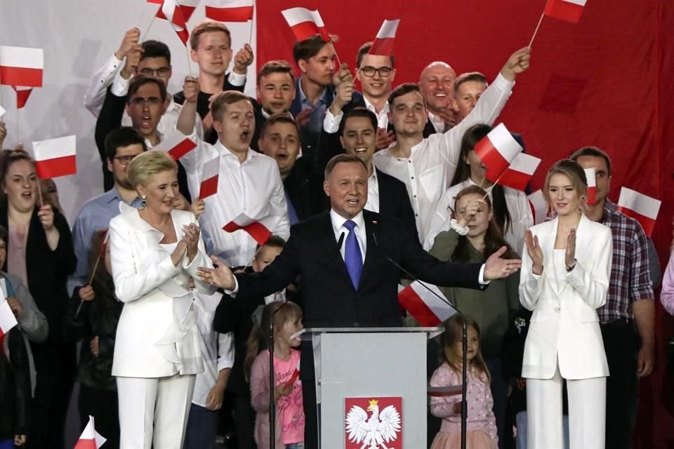 Duda, con cinco años en el cargo, obtuvo la victoria por un 51.2 por ciento de los votos, según los resultados difundidos este lunes por la Comisión Nacional Electoral.