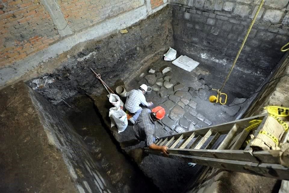 Proceso de excavación y limpieza de un piso de lajas del periodo Virreinal Temprano (1521-1620).