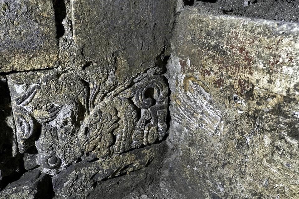 Esquina sureste del cuarto virreinal con dos sillares empotrados que representan a Quetzalcóatl y un tocado de plumas.