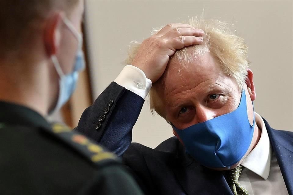 El Primer Ministro británico, Boris Johnson, durante una visita a personal de salud en Londres.