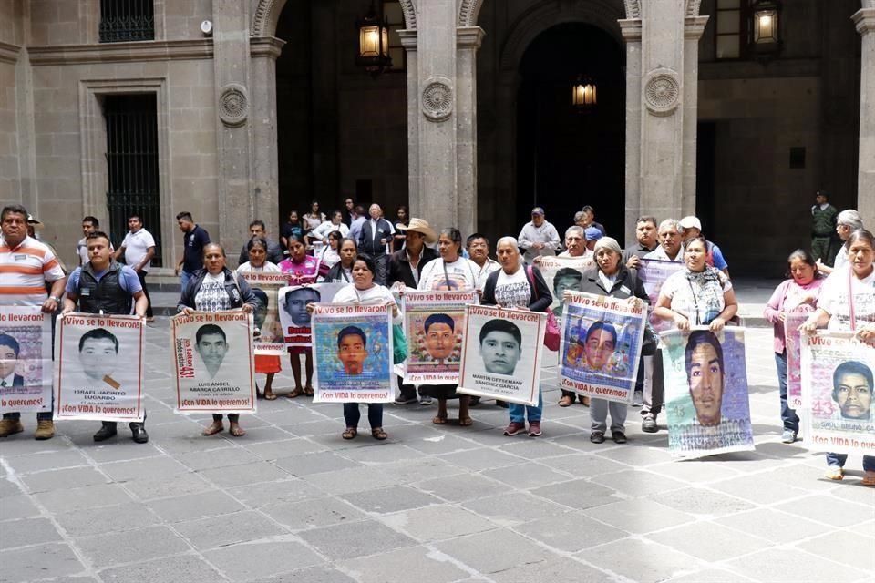 Desde 2014, familiares de los estudiantes de la Normal Raúl Isidro Burgos han exigido justicia.