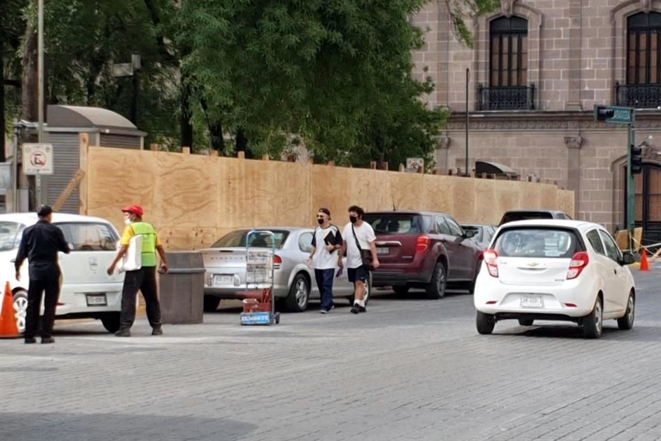 El perímetro de la obra, fue cerrado con tarimas de madera que impiden el paso por las banquetas, lo que complica el paso de las personas.