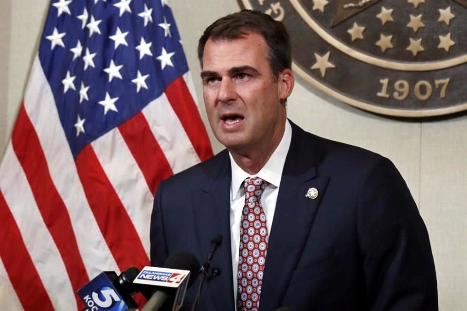 Kevin Stitt, Gobernador republicano, asistió al mitin pasado de Trump en Tulsa.