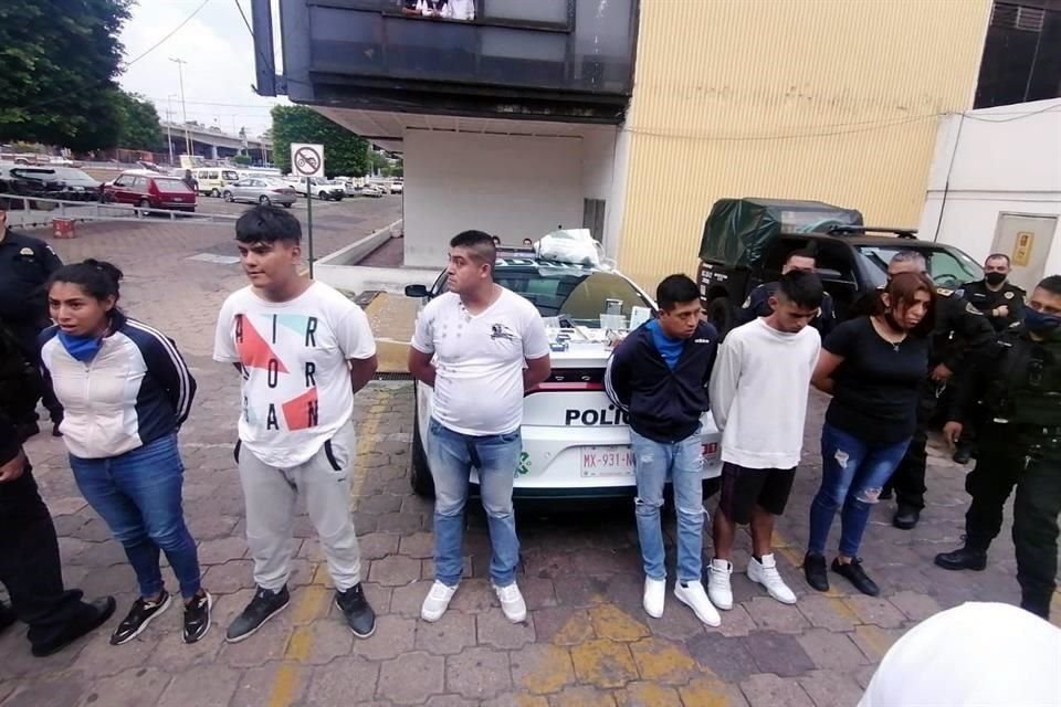 Cuatro hombres y dos mujeres fueron detenidos por robar una sucursal de Sanborns.