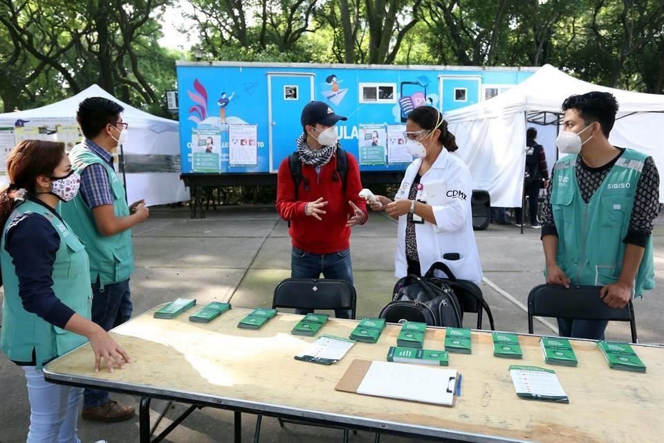 Durante el primer día de operaciones, los quioscos colocados en las 34 colonias con más casos de Covid recibieron a 11 mil 463 personas.