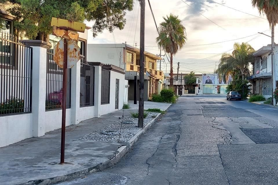 En el cruce de las calles Chula Vista y Vista Corta, los letreros son totalmente ilegibles.