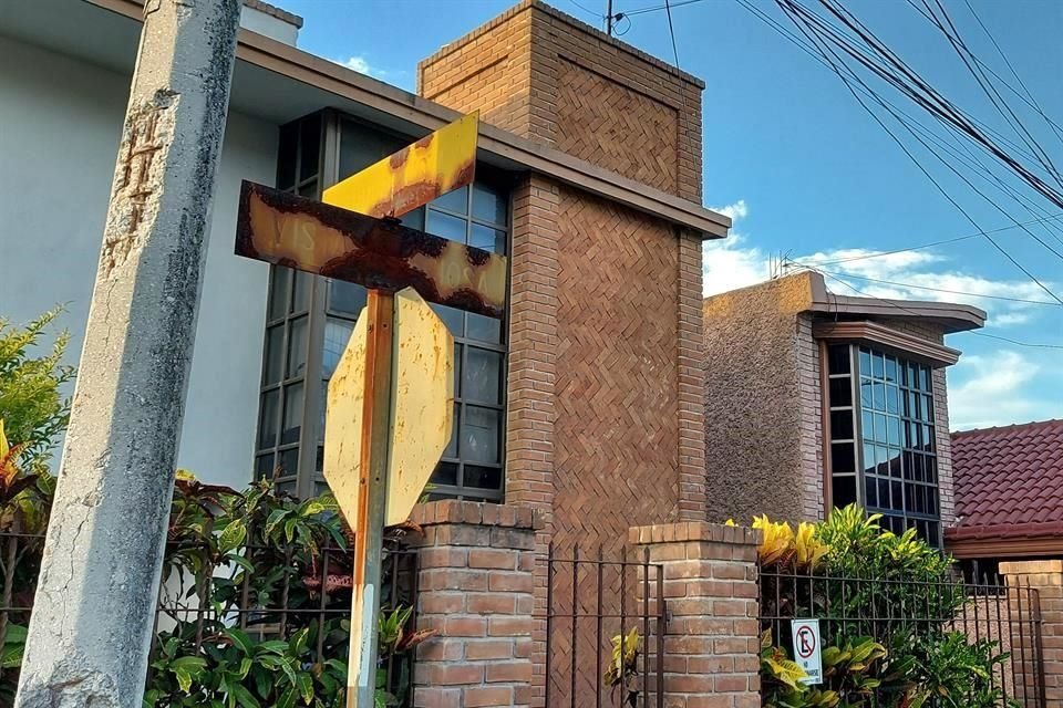 En la calle Vista Preciosa, las nomenclaturas están oxidadas.