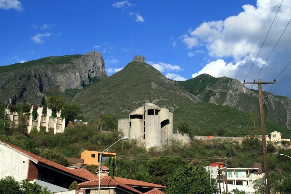 Esta construcción, además de destacar por su diseño arquitectónico con formas cilíndricas, llamaba la atención por no haberse concluido, lo que dio lugar a que surgiera una serie de leyendas.