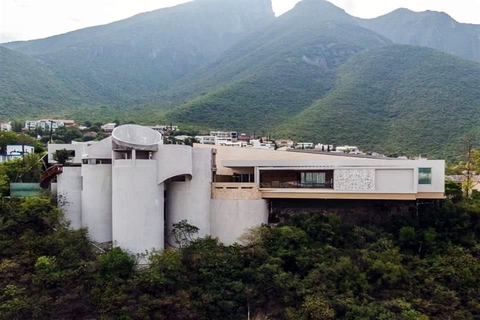 La Casa de los Tubos, ubicada en el tercer sector de la Colonia Contry La Silla, en Guadalupe, participará en el concurso The International Property Awards, que se lleva a cabo en Reino Unido.<br><br>