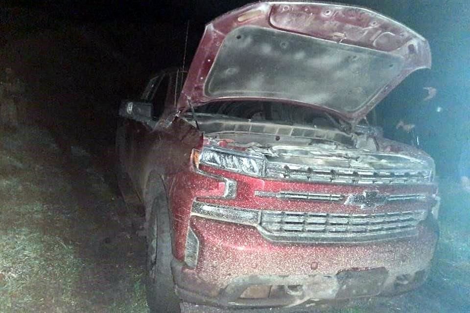 Los hombres armados abandonaron los autos con reporte de robo.