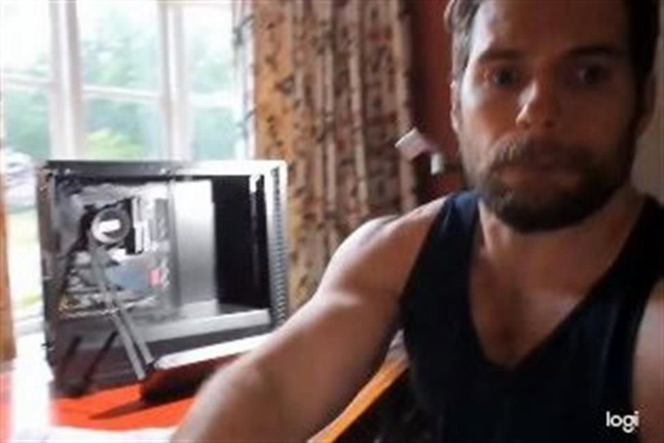 Henry Cavill enloqueció a sus seguidores en redes sociales al publicar un video 'seductor' donde arma su propia computadora.