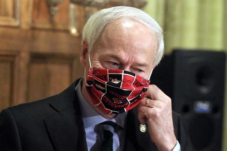 El Gobernador Asa Hutchinson ordenó el uso de mascarillas en Arkansas.