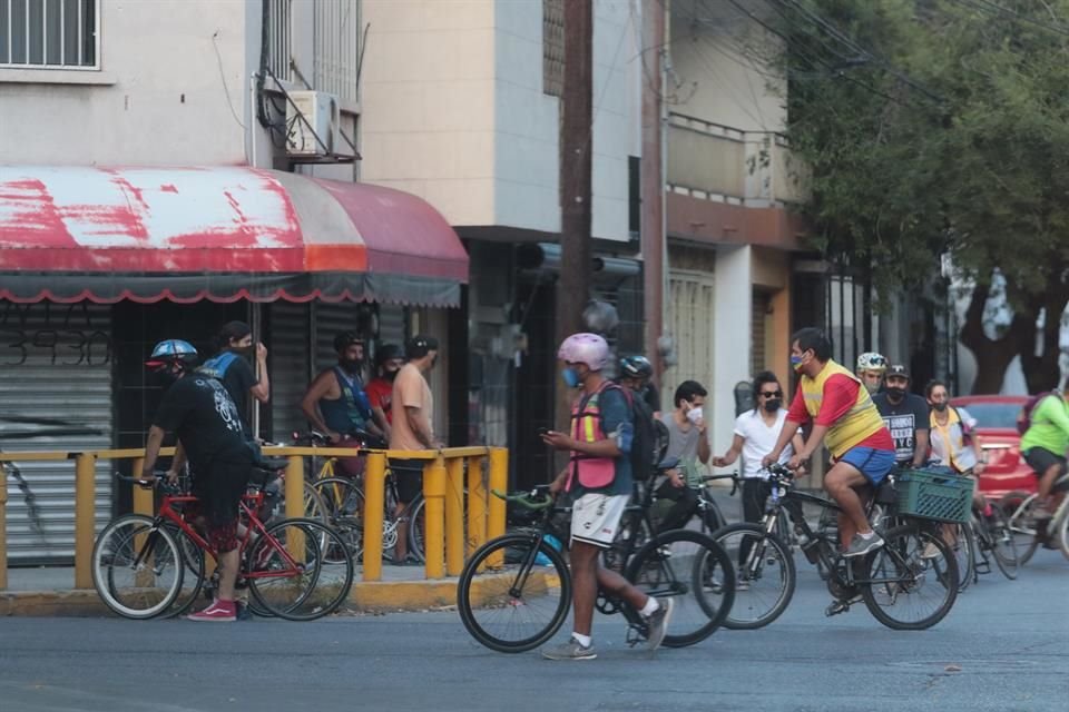 La rodada convocada por la colectiva Rodada Feminista inició en la Plaza de la Mujer, en Emilio Carranza e Isaac Garza. 