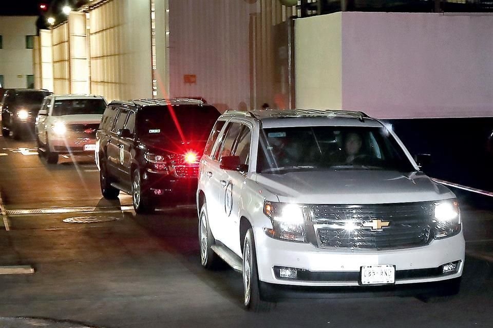 Un convoy de camionetas de la Agencia de Investigación Criminal de la FGR salió la madrugada de ayer del hangar de la dependencia en el AICM con rumbo al Reclusorio Norte.