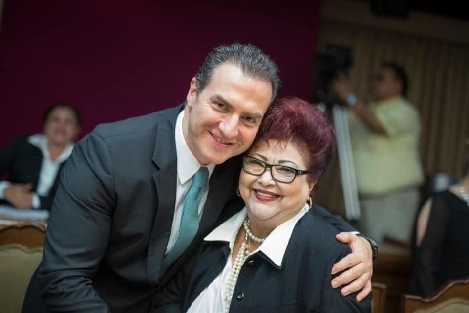 Maria de la Luz Estrada y Adrián de la Garza.