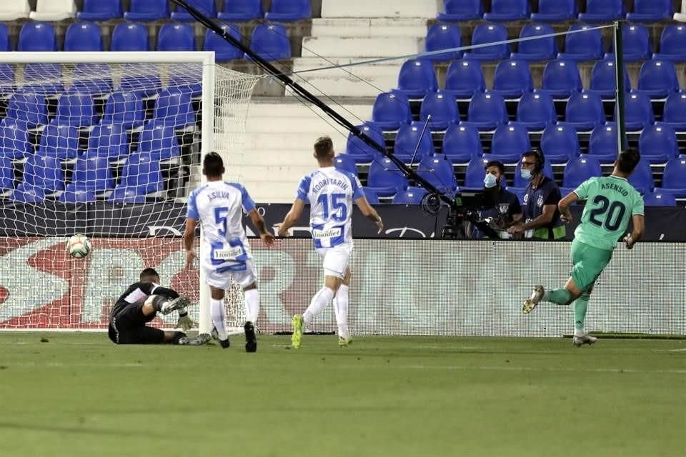Marco Asensio definió a primer poste y puso las cosas en ese momento 2-1.