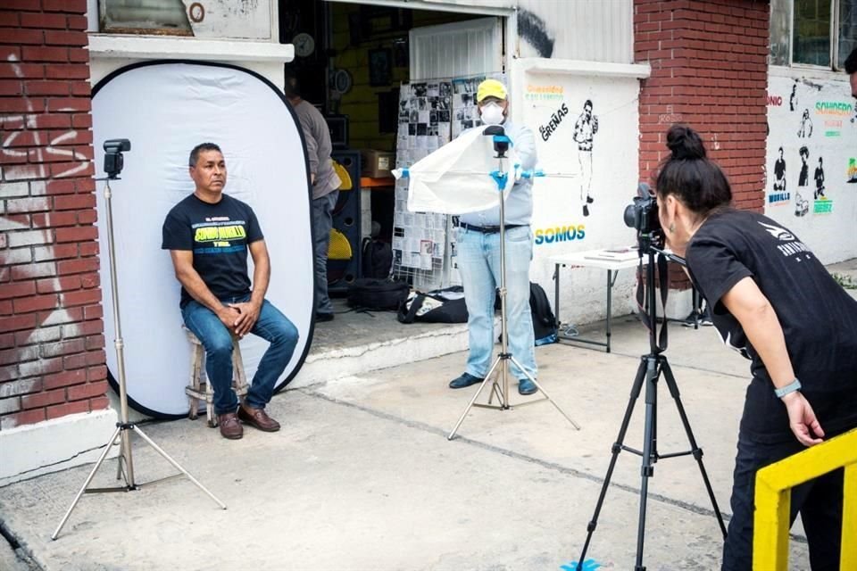 La artista Yasodari Sánchez toma fotos sin costo para apoyar a las personas sin empleo.