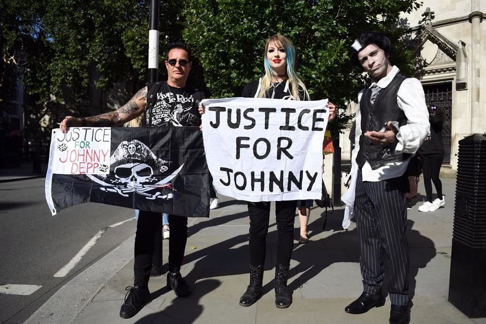 Afuera de la corte fanáticos acudieron a apoyar a Johnny Depp en el juicio que enfrenta.