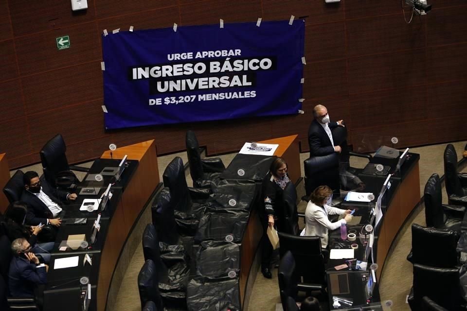 Los panistas pugnaron por abrir la discusión sobre el ingreso básico universal.