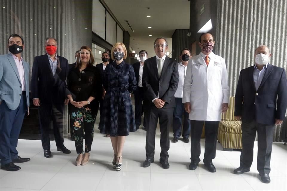 Entre los presentes a la comparecencia del Tesorero, Carlos Garza, se encuentran Claudia Tapia, presidenta de la Comisión, y el Dr. Manuel de la O, secretario de Salud.