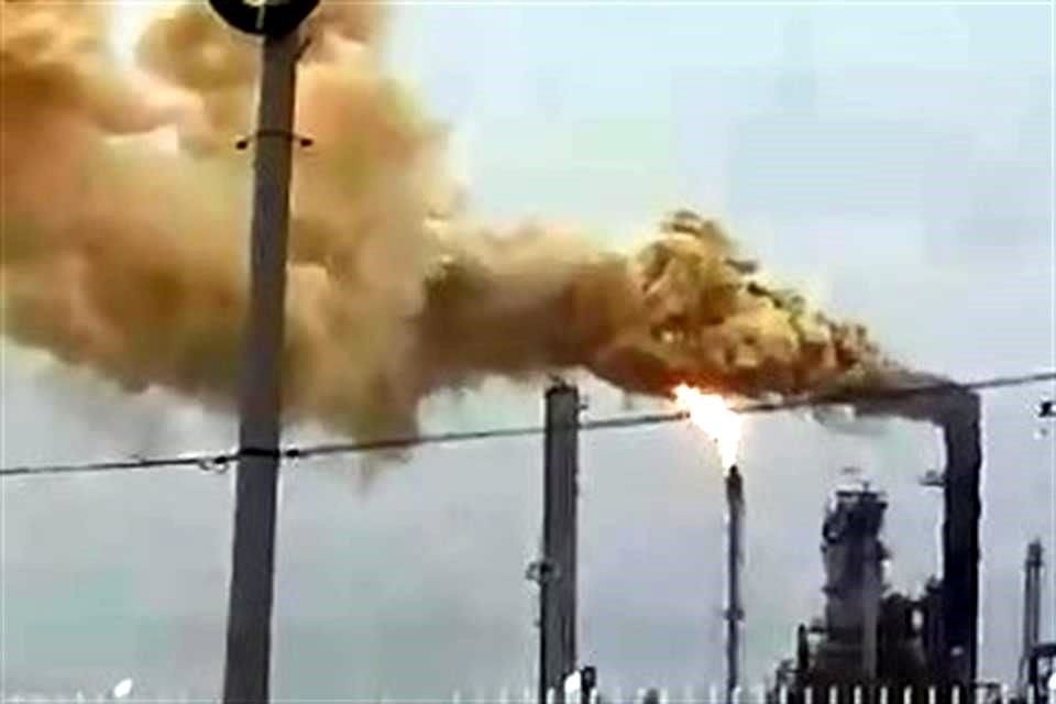 Una de las plantas de la refinería emitió una nube densa color marrón.