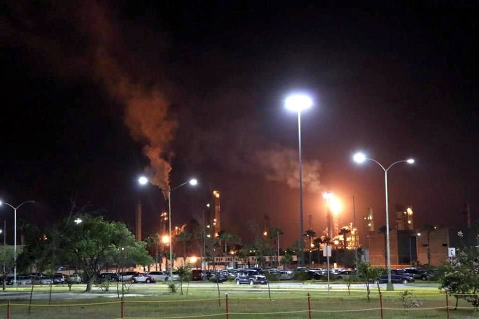 Así se observaban anoche las emisiones en la Refinería.