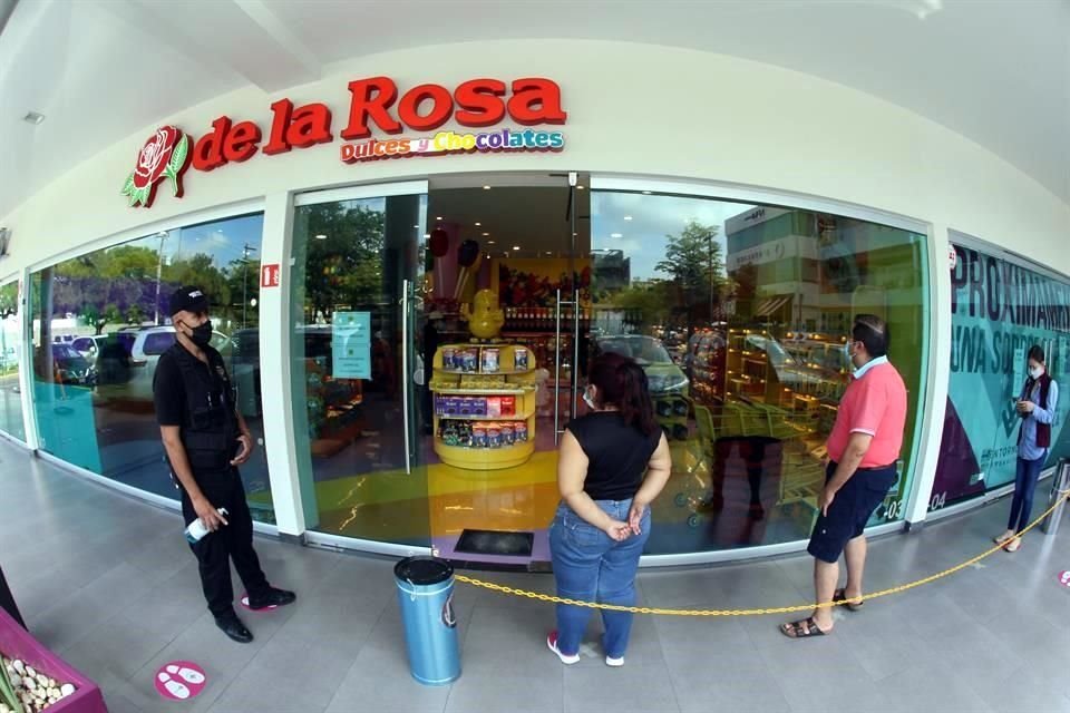 Las filas para entrar suelen ser de varias personas.
