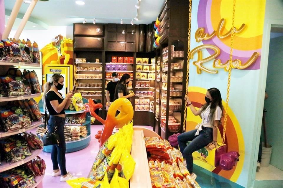 Además de los productos, la gente disfruta la experiencia de acudir a la tienda.