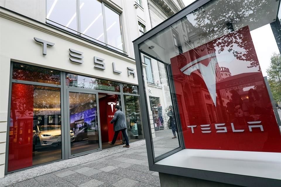 La valoración de Tesla es actualmente de alrededor de 370 mil 800 millones de dólares.