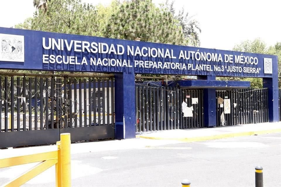 Después de 184 días tomada, grupos de jóvenes entregaron a autoridades de la UNAM las instalaciones de la Preparatoria 3 'Justo Sierra'.