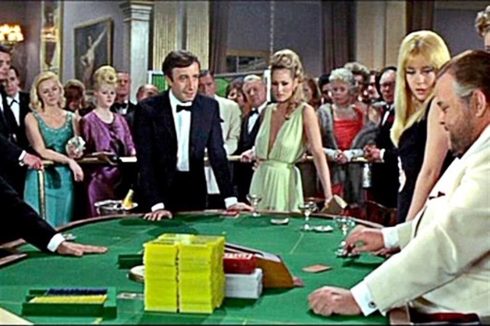 Encarnó a Evelyn Tremble en 'Casino Royale' (1967).