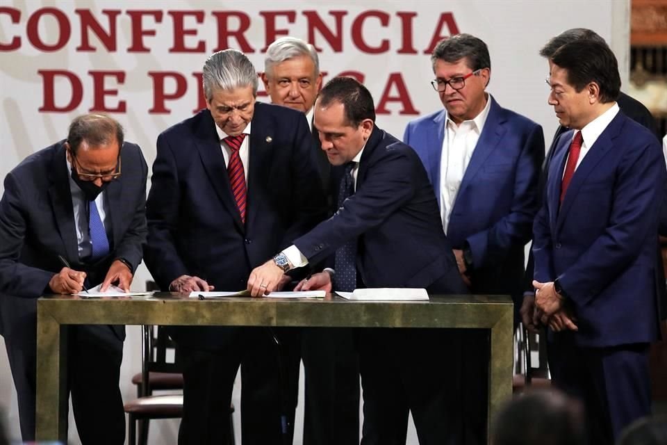 En el Palacio Nacional, líderes obreros y empresariales se reunieron con funcionarios del Gobierno y legisladores en la conferencia matutina del Presidente López Obrador.