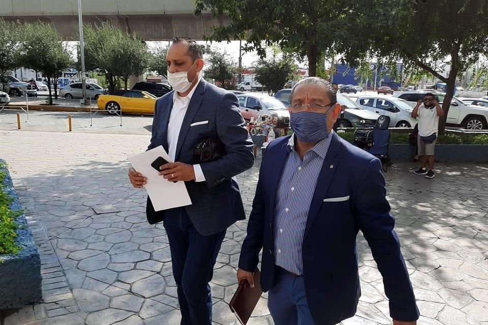 El litigante Fernando Martínez Huízar llegó alrededor de las 10:00 horas, acompañado de el especialista en asuntos viales, Gerardo Gloria Juárez.