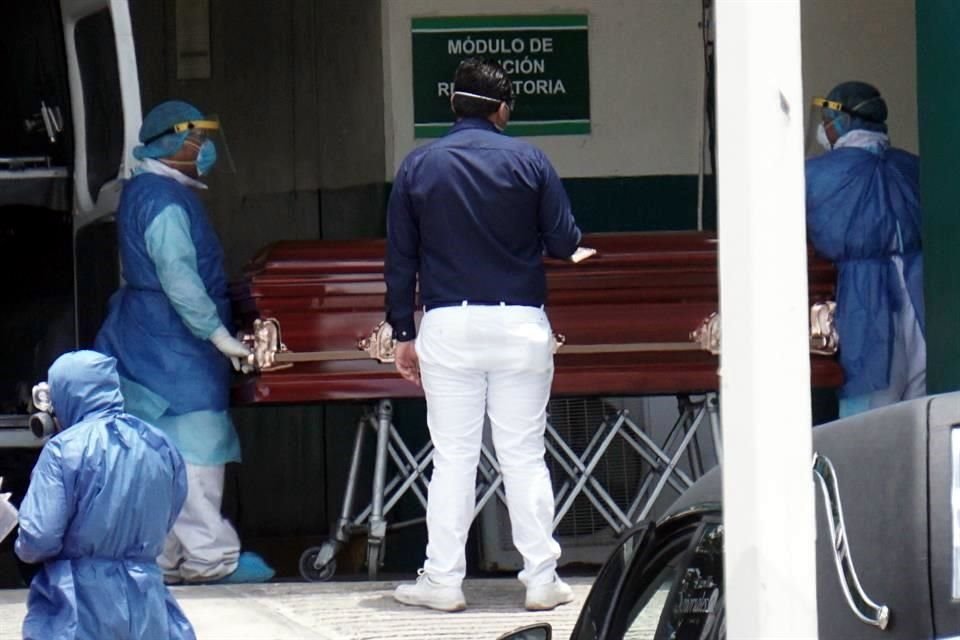 De acuerdo con el semanario Ríodoce, Esparragoza Monzón, de 49 años, ingresó con un nombre falso a la clínica Cemsi y posteriormente su cuerpo fue velado en la funeraria Moreh. 