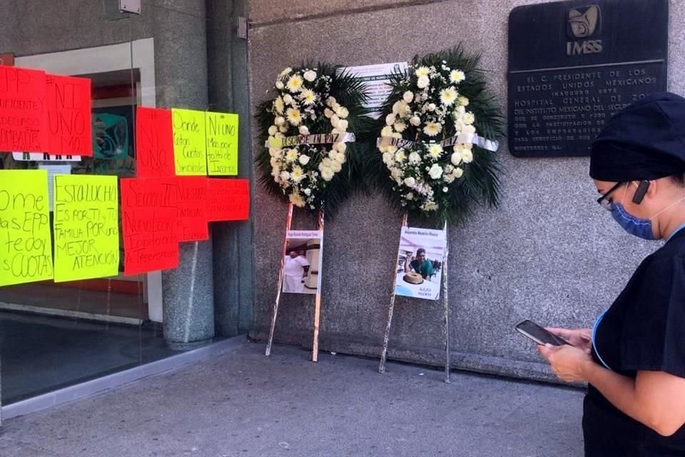 En la entrada de la Clínica 33 se colocaron mensajes de reclamo por la falta de insumos y dos coronas de flores para recordar a compañeros fallecidos.