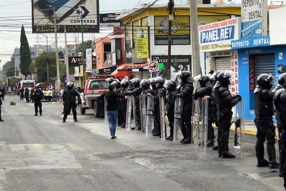 Vecinos de Lomas de Atizapán acusan que la construcción de un puente vehicular comenzó con la presencia de provocadores y granaderos.