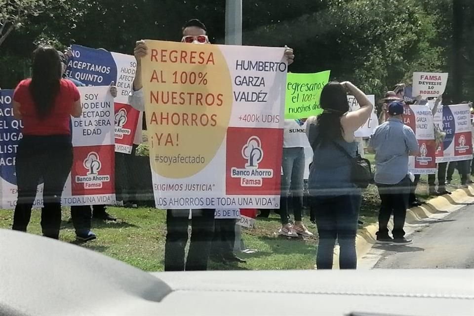 Los manifestantes mostraron las mantas y pancartas a los automovilistas que circulaban por lugar, quienes los apoyaban accionando sus claxons.