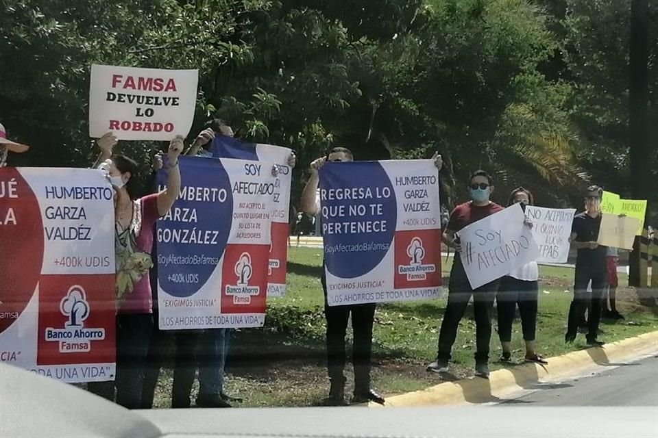Las consignas mostradas fueron contra los dueños de la empresa Famsa y el banco, a quienes identificaron como Humberto Garza González y Humberto Garza Valdez.