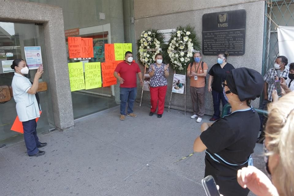 Unos 30 trabajadores del IMSS protestaron afuera de la Clínica 33, donde también recordaron a compañeros fallecidos