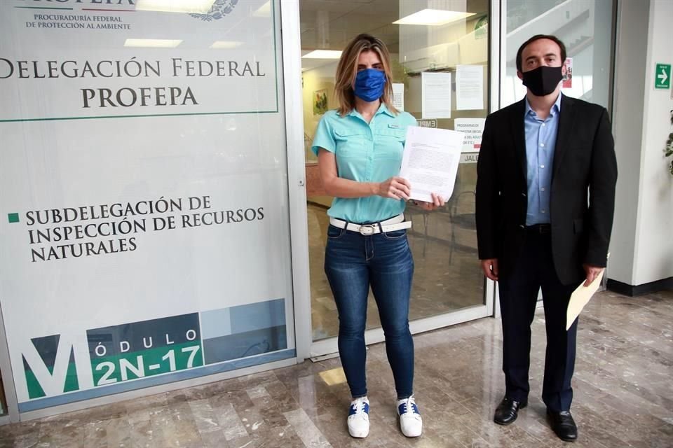 Claudia Caballero, diputada local, y Hernán Salinas, diputado federal, entregaron el oficio en las instalaciones de la delegación de la Procuraduría.