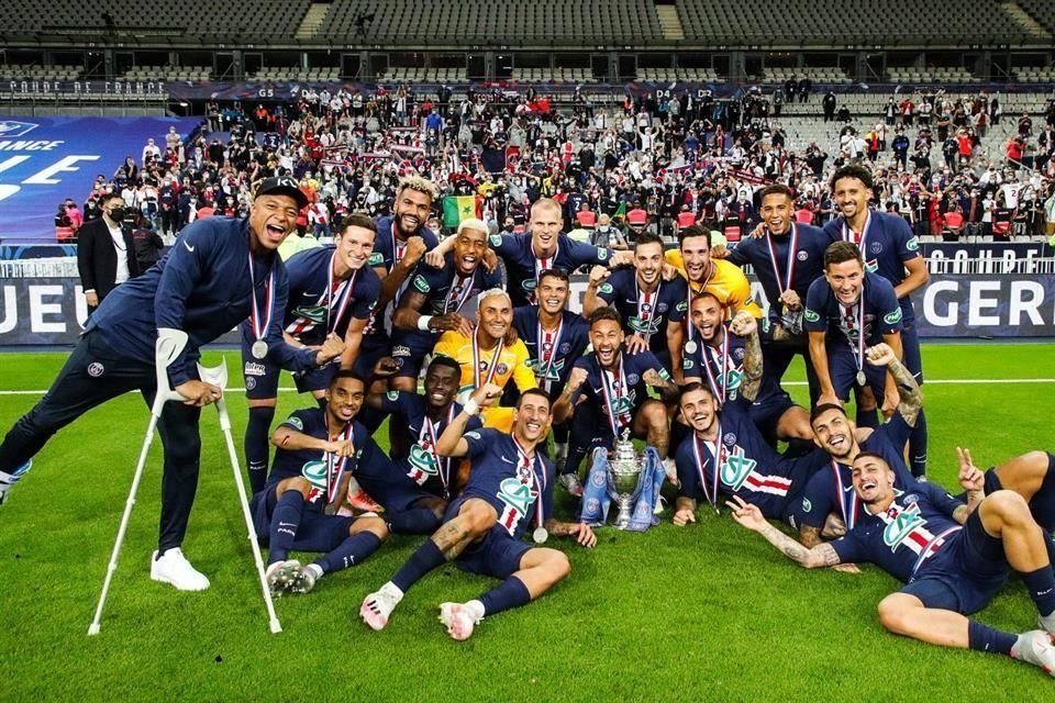 Con todo y muletas, Mbappé salió a celebrar con sus compañeros.