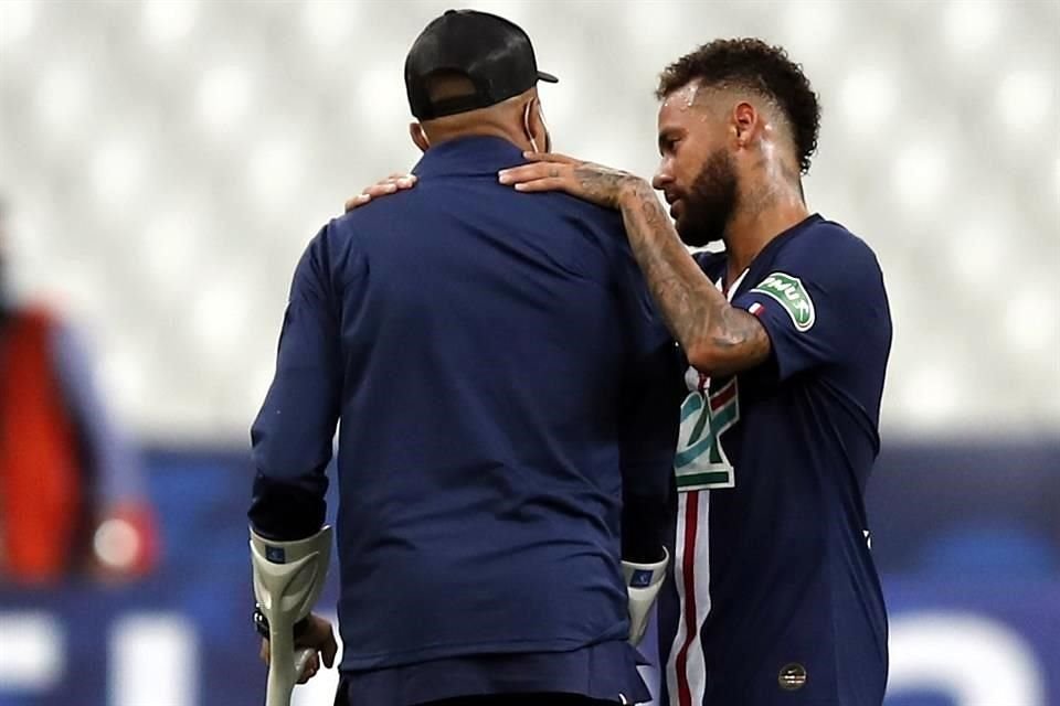 El delantero francés fue consolado por Neymar.