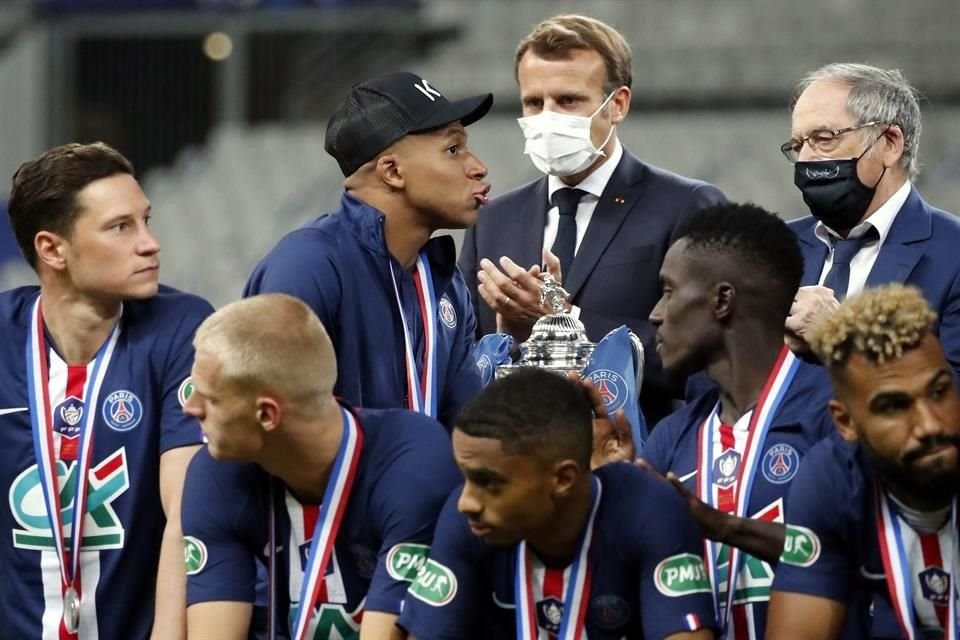 El presidente Emmanuel Macron estuvo presente en la entrega de trofeo.