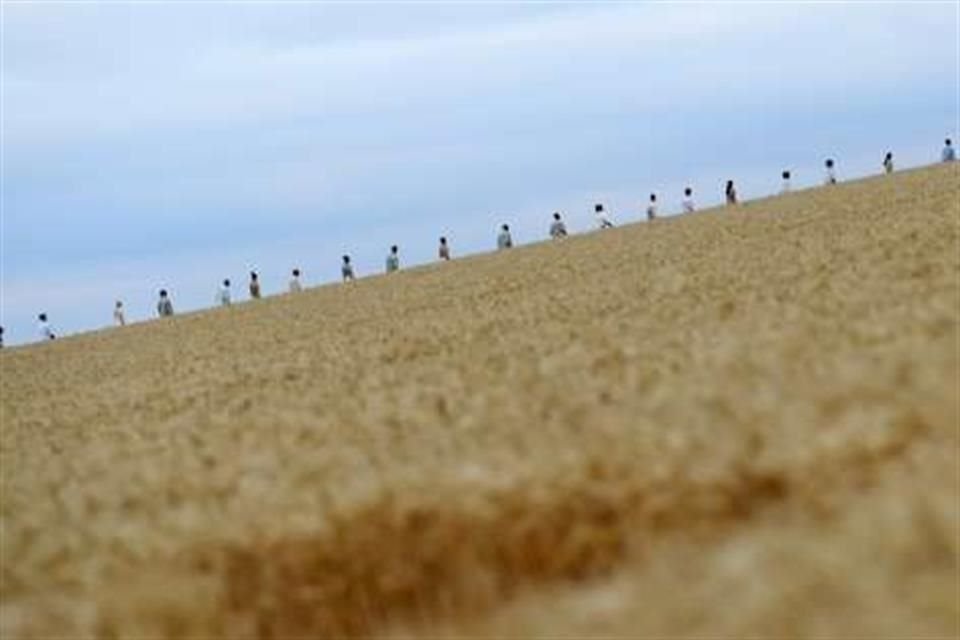 El escenario de Jacquemus fue un campo de trigo.