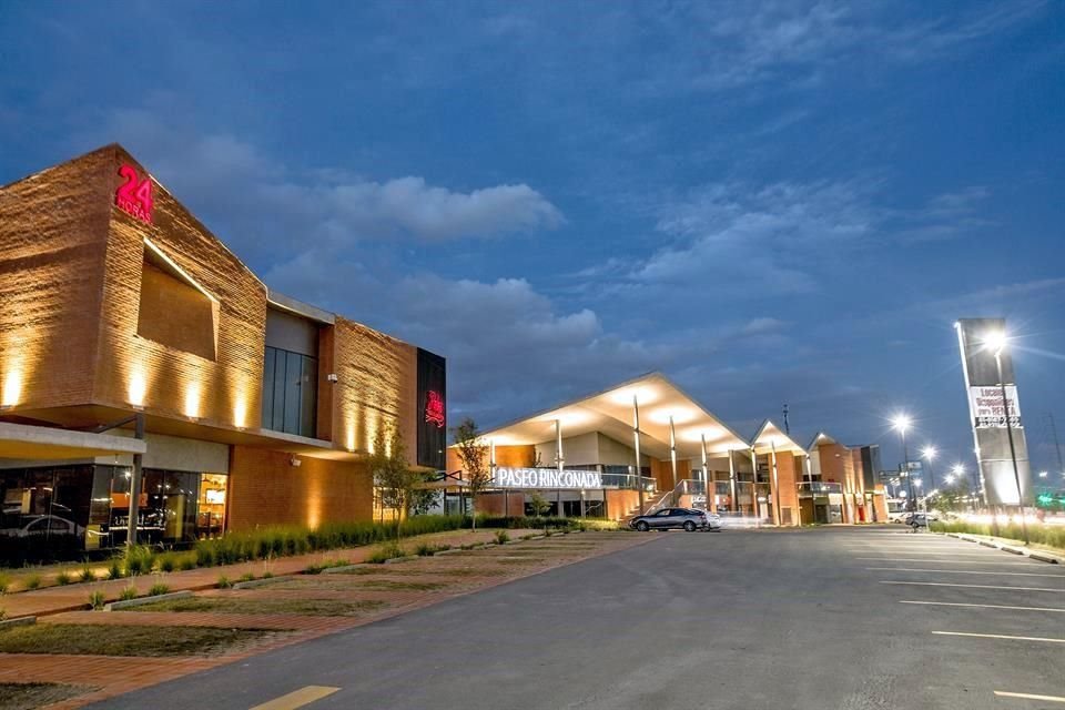 PLAZA COMERCIAL PASEO RINCONADA es la única en la zona ya que cuenta con franquicias reconocidas para comodidad  de los habitantes del fraccionamiento.