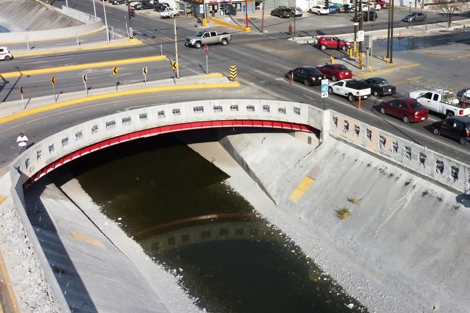 En Cristina Larralde y Las Puentes, en San Nicolás, donde ha habido inundaciones, maquinaria pesada abrió boquetes en muros de contención para prevenir acumulación de agua.