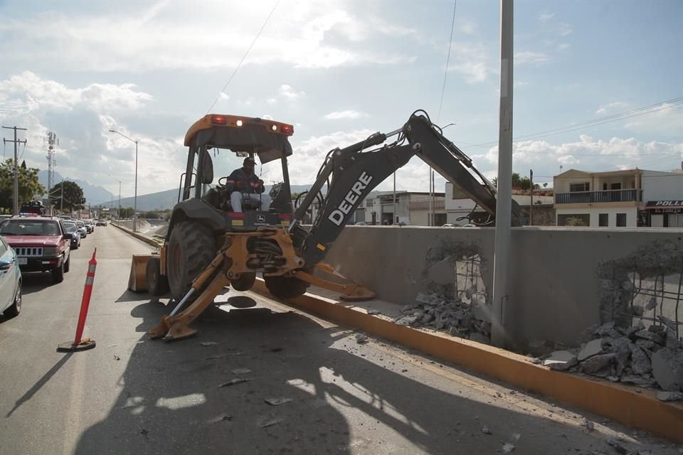 En Cristina Larralde y Las Puentes, en San Nicolás, donde ha habido inundaciones, maquinaria pesada abrió boquetes en muros de contención para prevenir acumulación de agua.