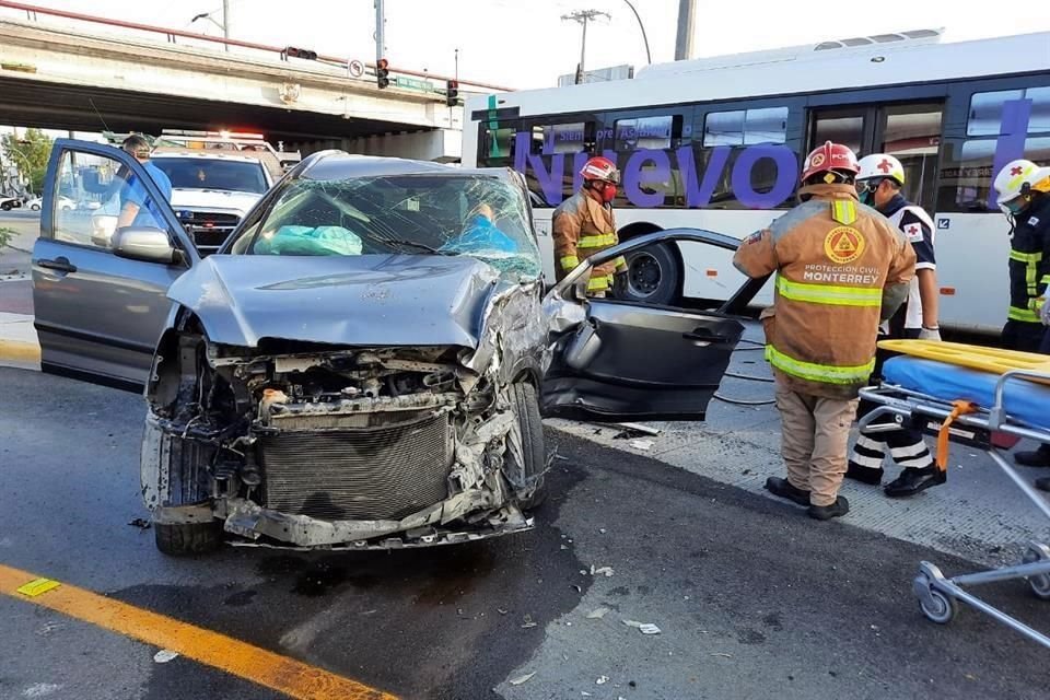 Tras el fuerte choque, la puerta de la camioneta quedó trabada con el conductor lesionado en el interior.